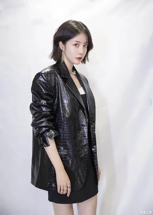 李溪芮大变样,穿鳄鱼皮外套"霸总附体",黑色短裙也很有气质