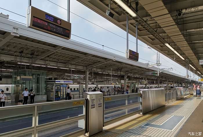 上到月台,日本的火车站,因为班次比较频繁,且不需要安检,大部分乘客都