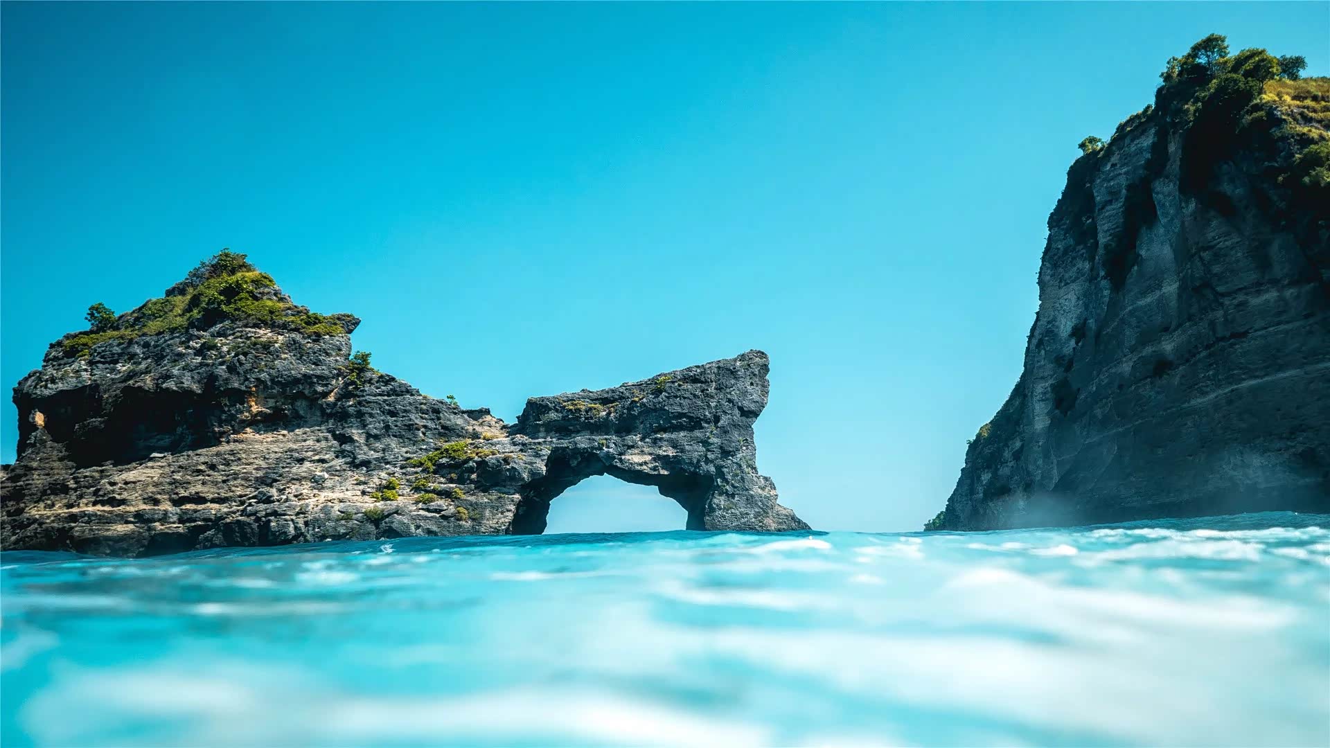 晨曦初照,而山像含羞的少女,若隐若现,日落西山,余光横照.