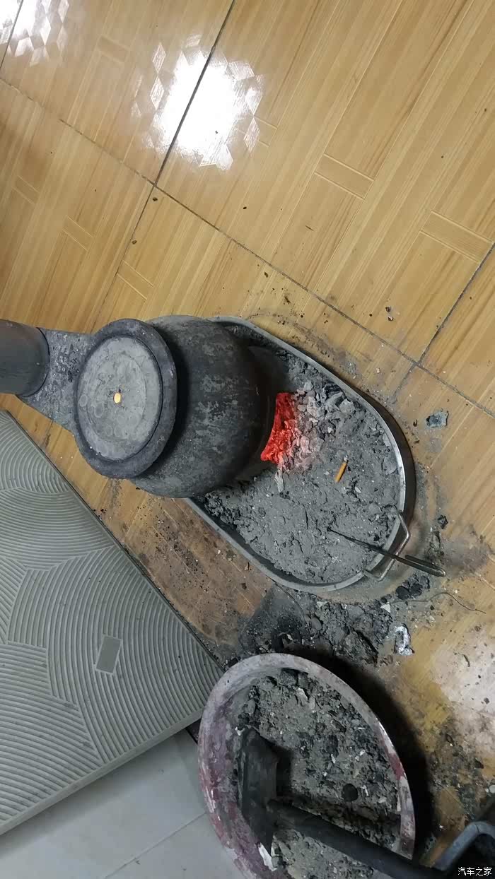 这小火炉,真的很有年代感,仿佛一下回到了农村老家.