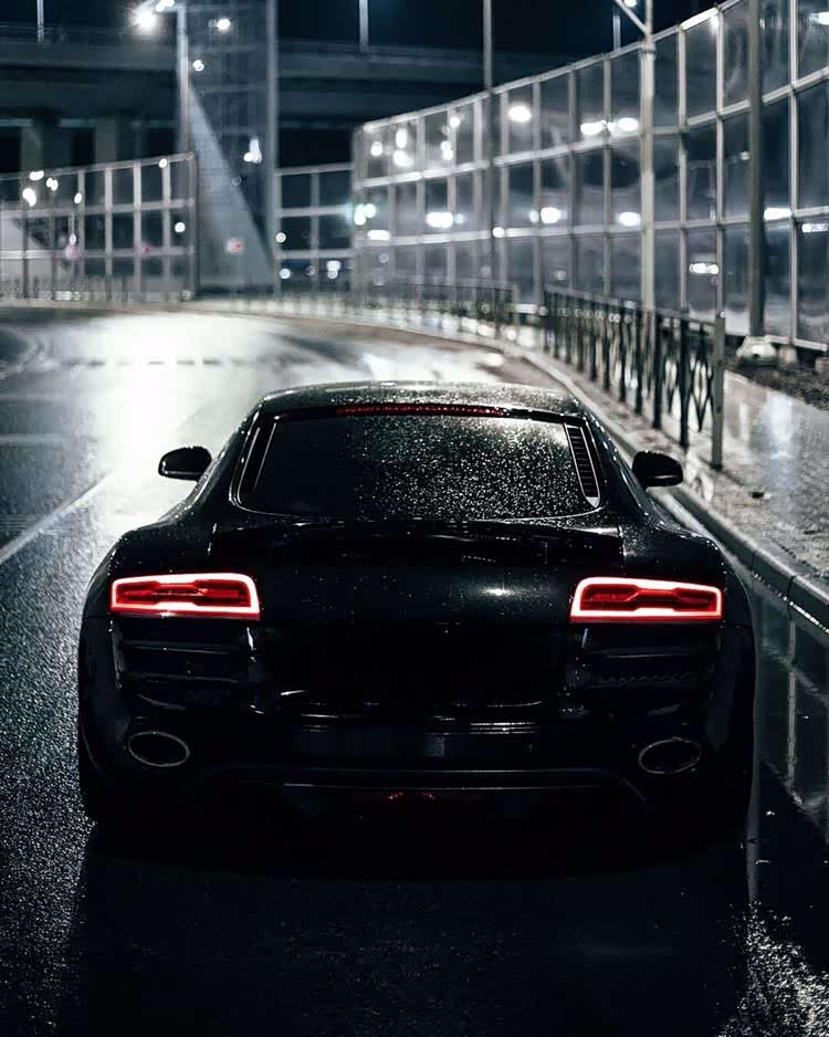 雨夜黑金刚奥迪r8帅到爆炸