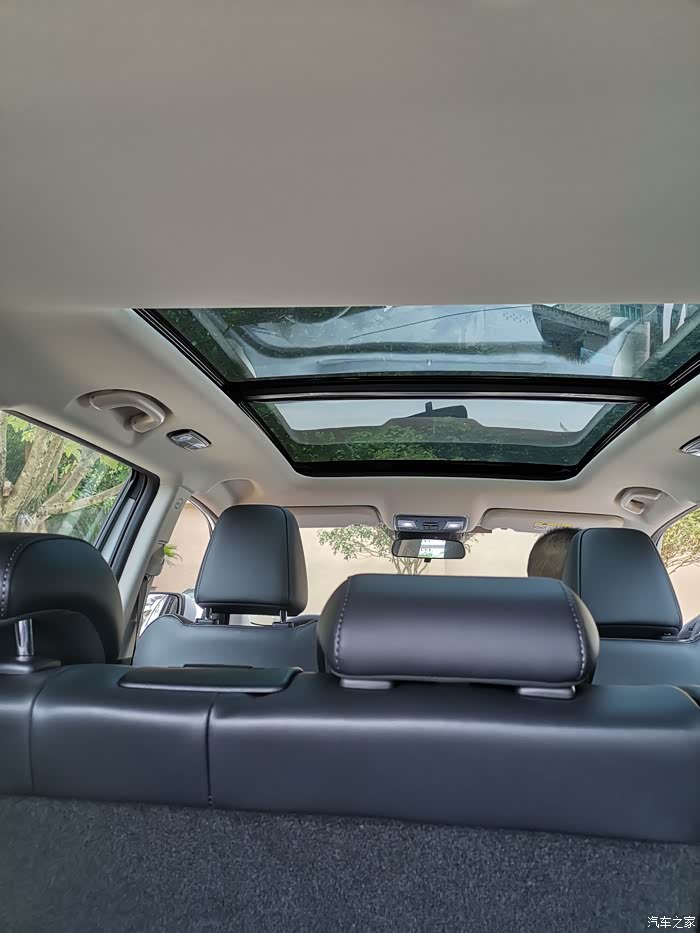 全景天窗,亮堂吧