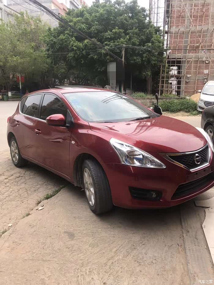 红色的日产骐达女士驾驶很不错