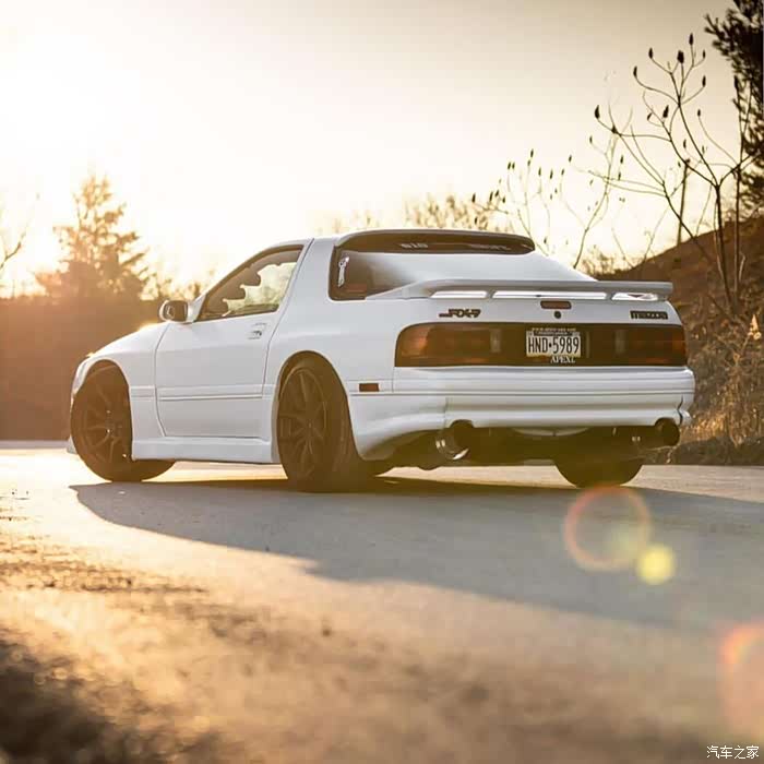 【图】翻灯rx-7很帅,帅得就像头文字d里的主人高桥凉介_马自达rx-7