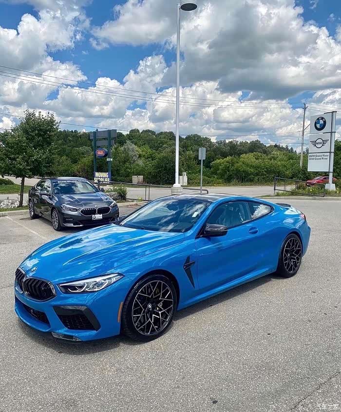 拉古纳塞卡蓝涂装的宝马m8雷霆版