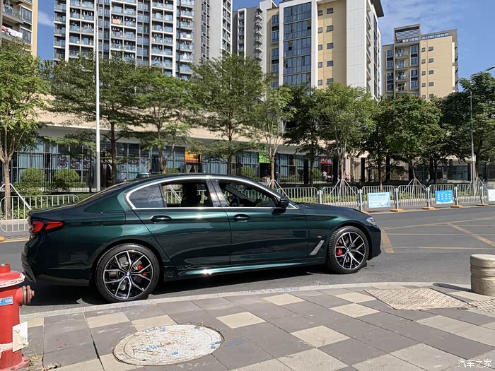 不能发朋友圈之21款曜夜版牛津绿540i