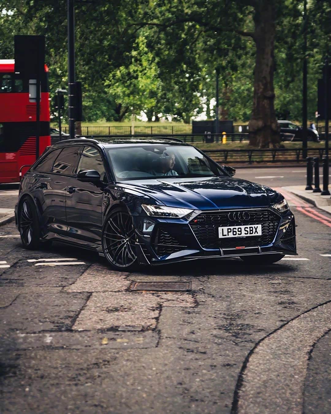 停在路边的野兽,奥迪rs6 -r