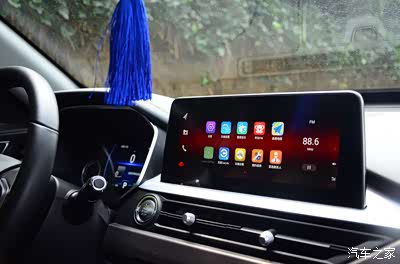 悬浮式的大屏幕,非常的潮流