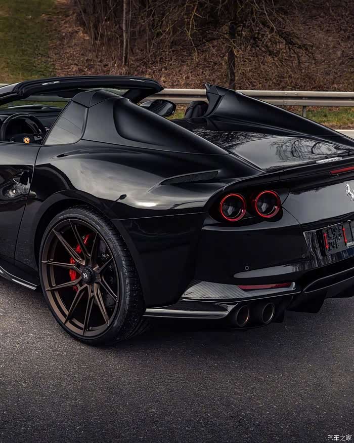 黑色的法拉利真是太喜欢了那头部的设计特别帅气尾灯设计炫酷