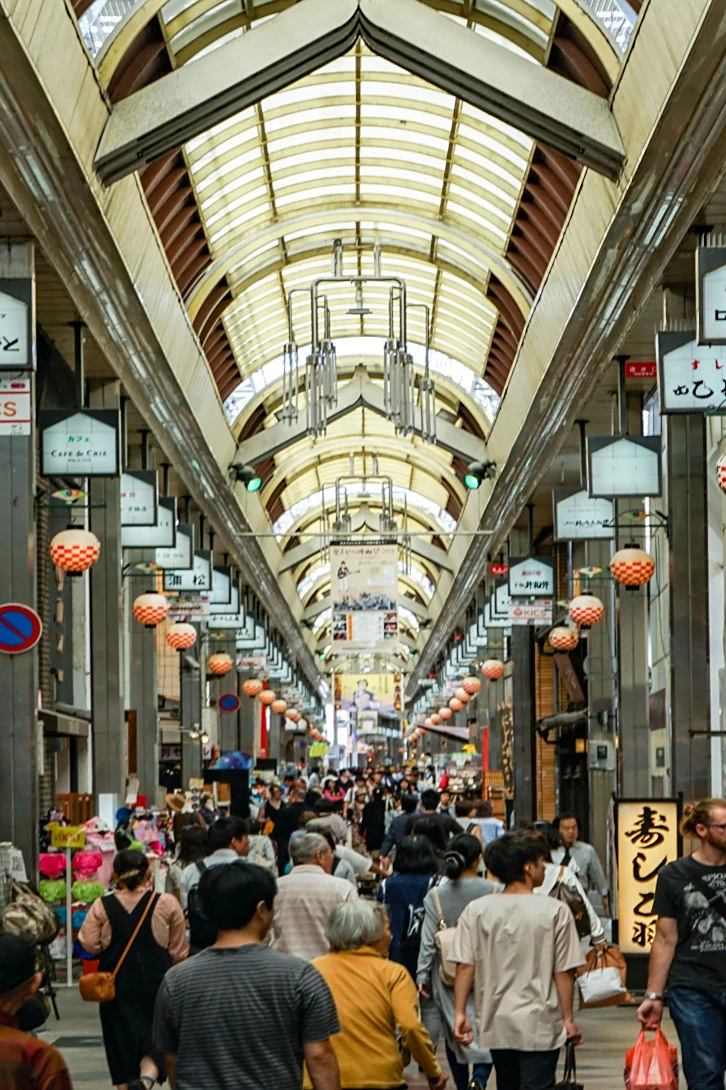 五颜六色的日本商业街没有统一的店招却显得更加市井繁华