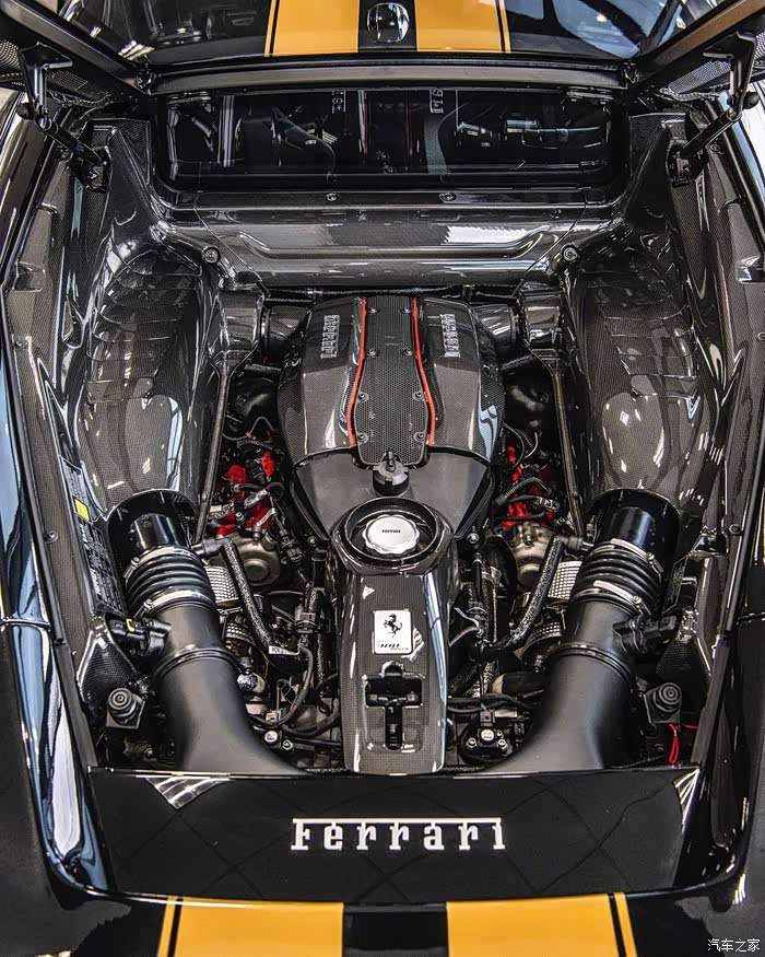 黑色的法拉利,带有黄色线条,发动机性能好,动感方向盘,就是爽