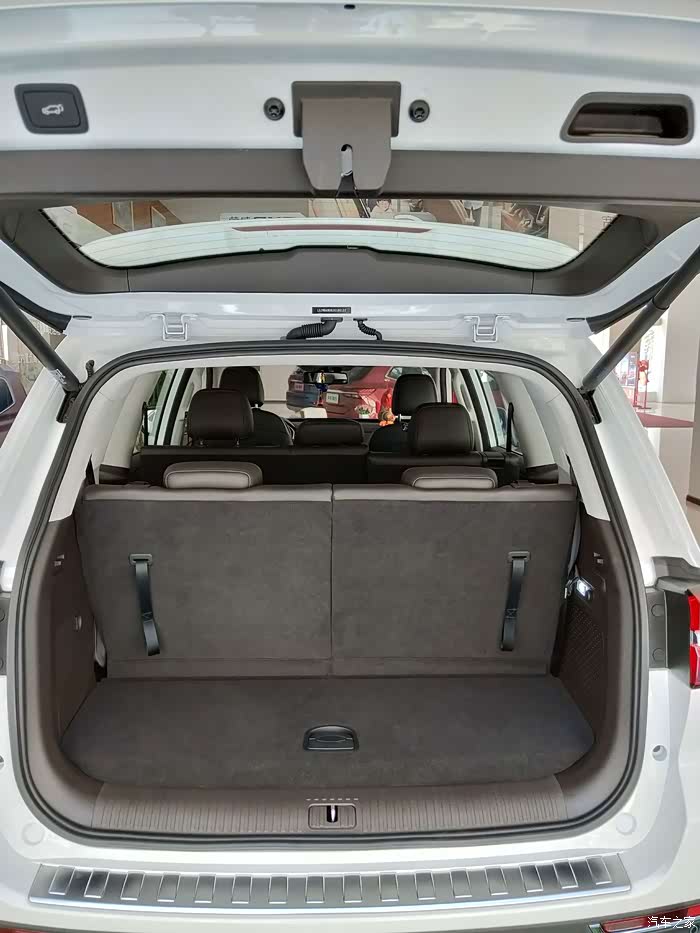常规后备箱不大,同级别都差不多吧