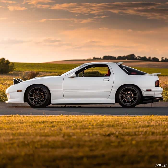 翻灯rx-7很帅,帅得就像头文字d里的主人高桥凉介