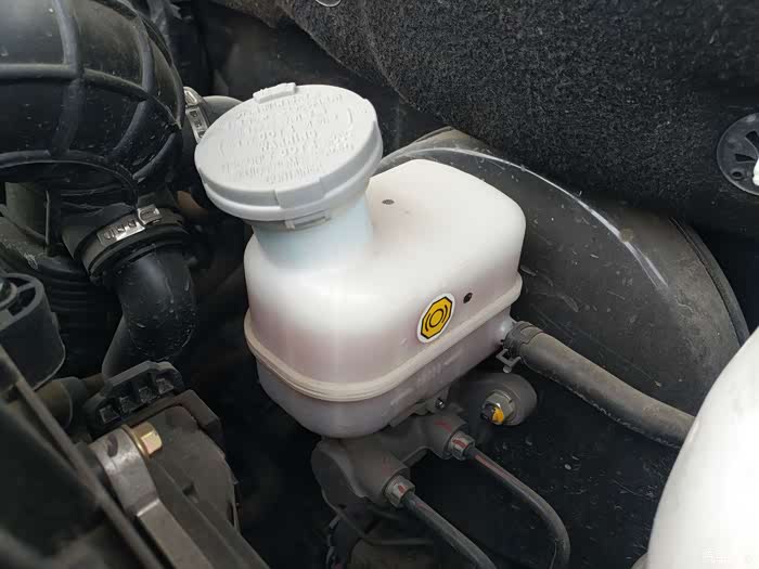 通过肉眼检查逸动的刹车油液位够不