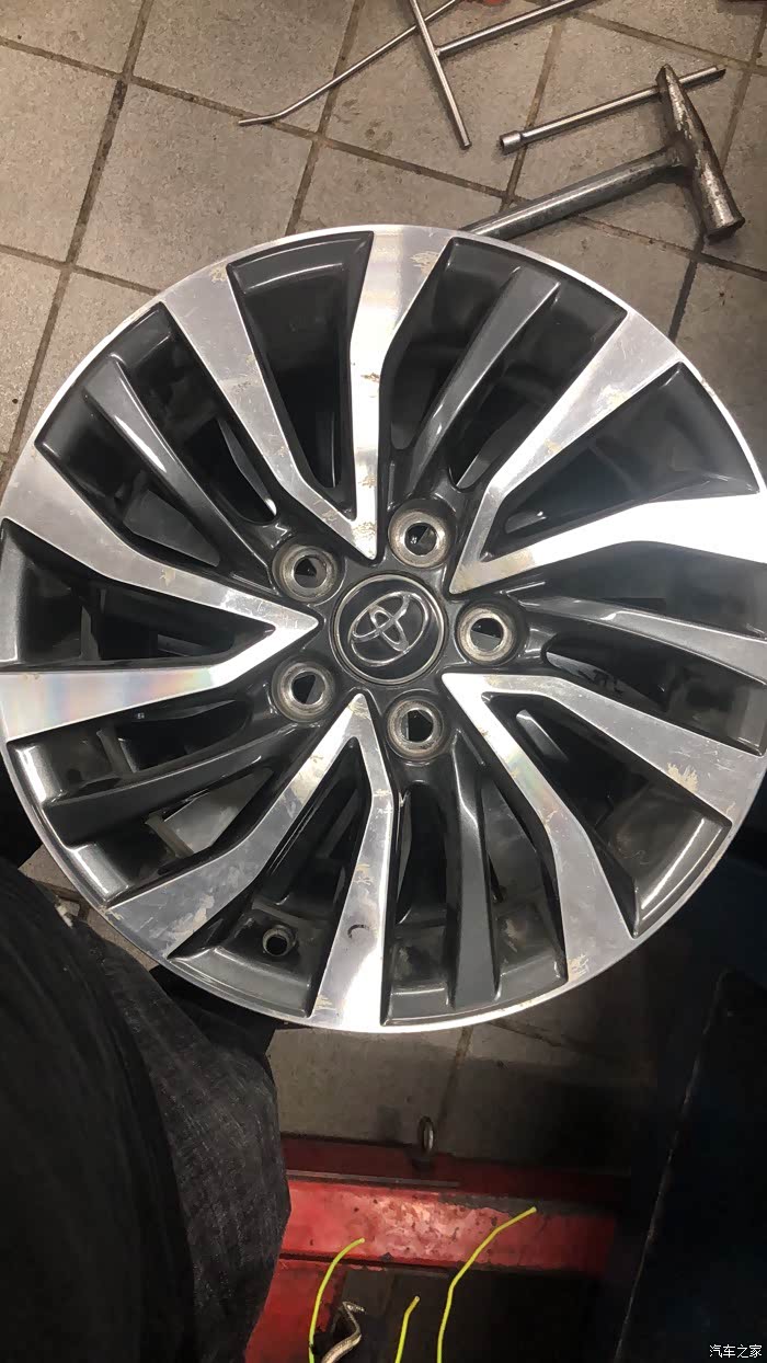 卡罗拉双擎换轮毂