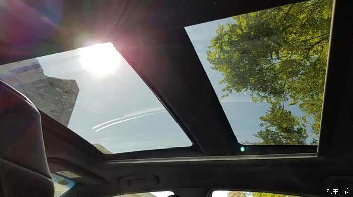 天气好时打开全景天窗,透光透亮又通风,瞬间拉伸视觉的空间感.