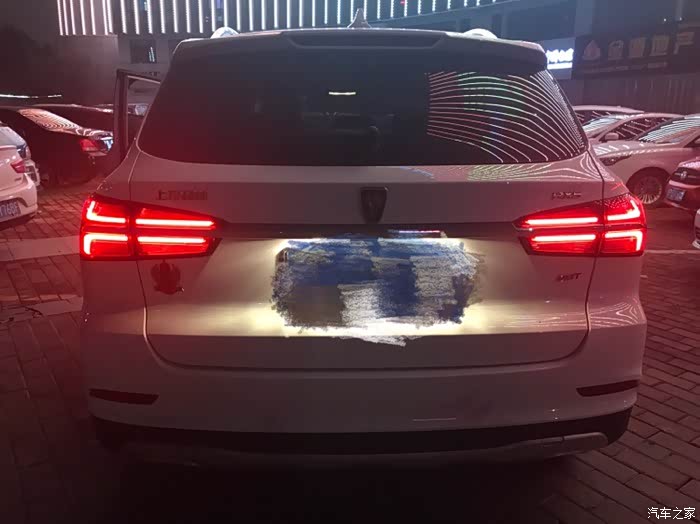 黑夜下的荣威rx5