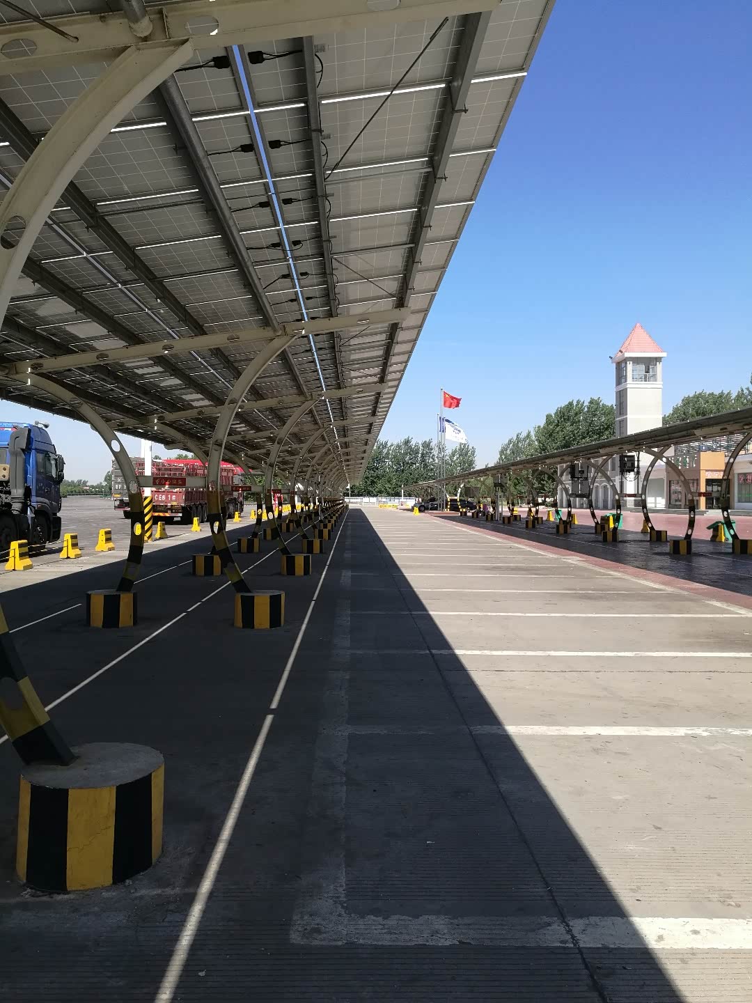 河北省高速公路上服务区的停车场