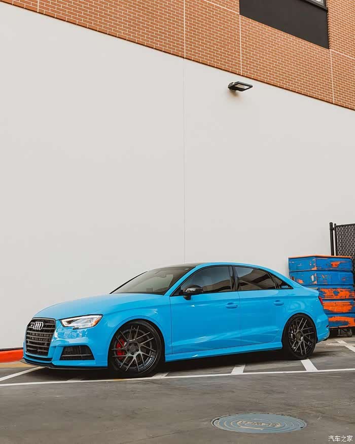 奥迪s3 limousine,车身颜色蓝色很漂亮