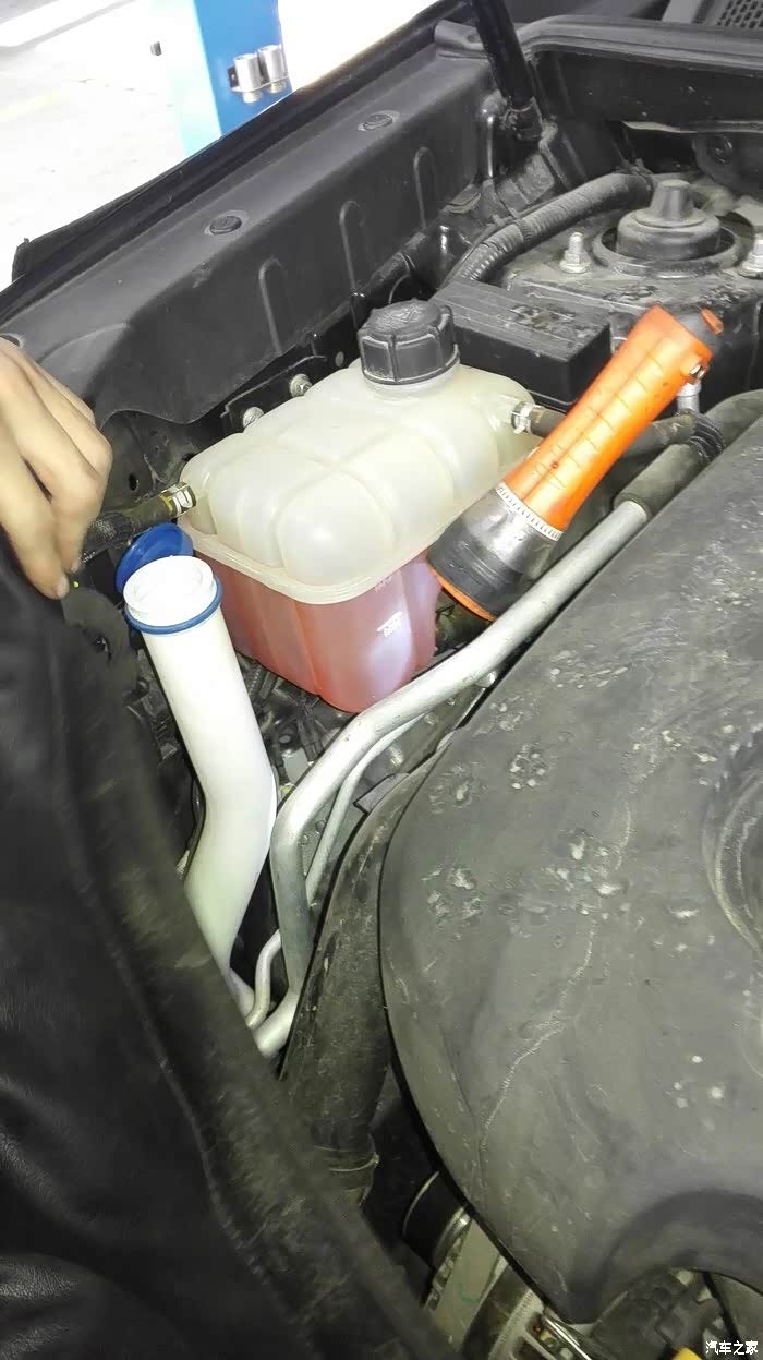 防冻液壶两个口子一样高,能补充防冻液吗?如果漏水怎么办