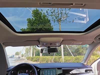 全景天窗,娃们喜欢开着天窗,看天上的风景,尤其是晚上就喜欢看灯光.