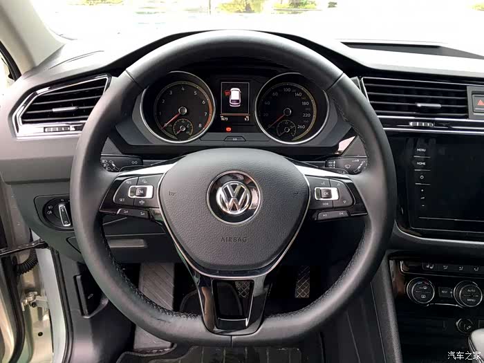 灵动的方向盘,指向精准,操控手感不错