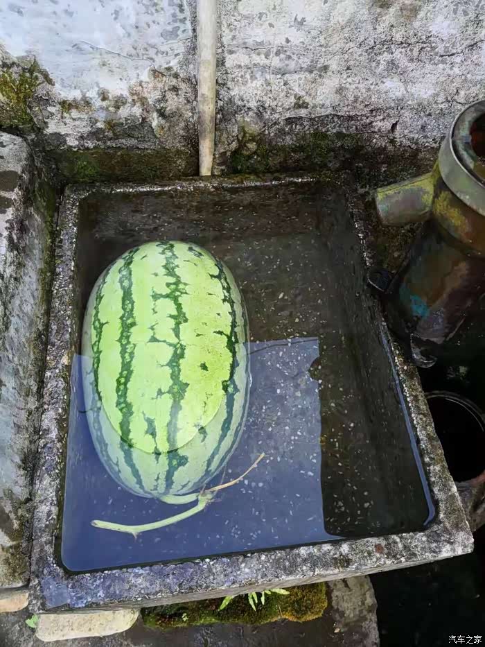 到家了,沿途买了个西瓜回家,用井水冰下,天然的冰箱哈!