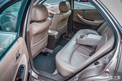 【城市间隙】经典六代雅阁,当年的小排量沦落为现在的油老虎.