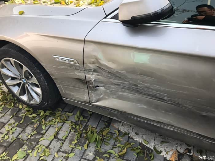 【图】躺大枪了,路边无辜被撞,求安慰!_宝马5系论坛_汽车之家论坛