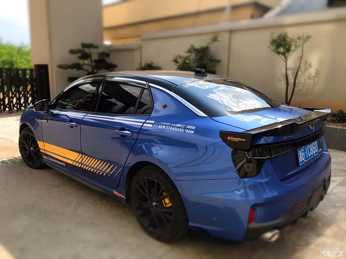 【图】有哪位车友蓝色03贴了黑顶黑引擎盖的有图吗想看下效果图_领克