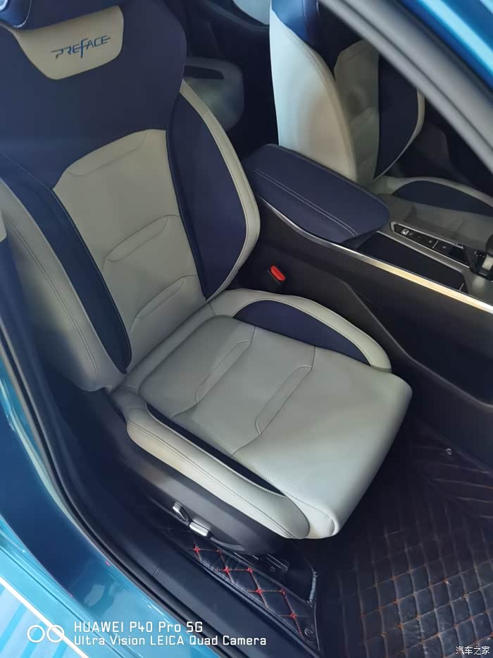 双拼色的座椅放荡中,带着一丝不羁