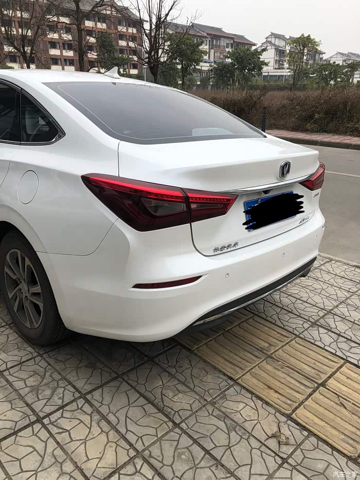 白色二代逸动,展现迷人风采!