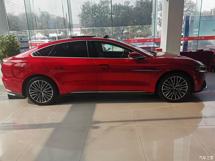 比亚迪汉ev赤帝红