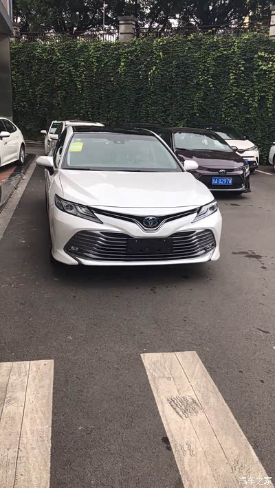 我选的白色,感觉凯美瑞还是白色最好看