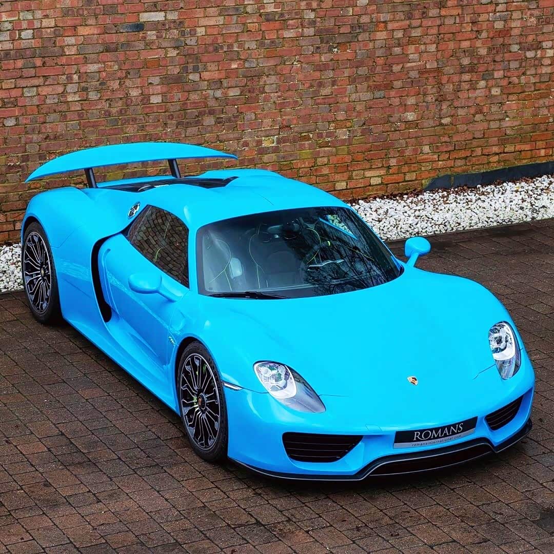 蓝色时尚线条柔美完美的保时捷就是918