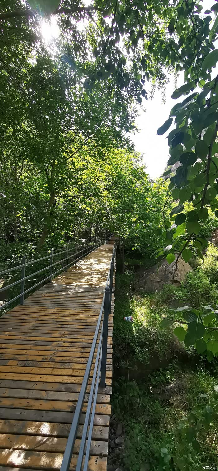 栈道是架设在一条水溪的登山步道,确保游客在游玩时既可游山玩水,又能