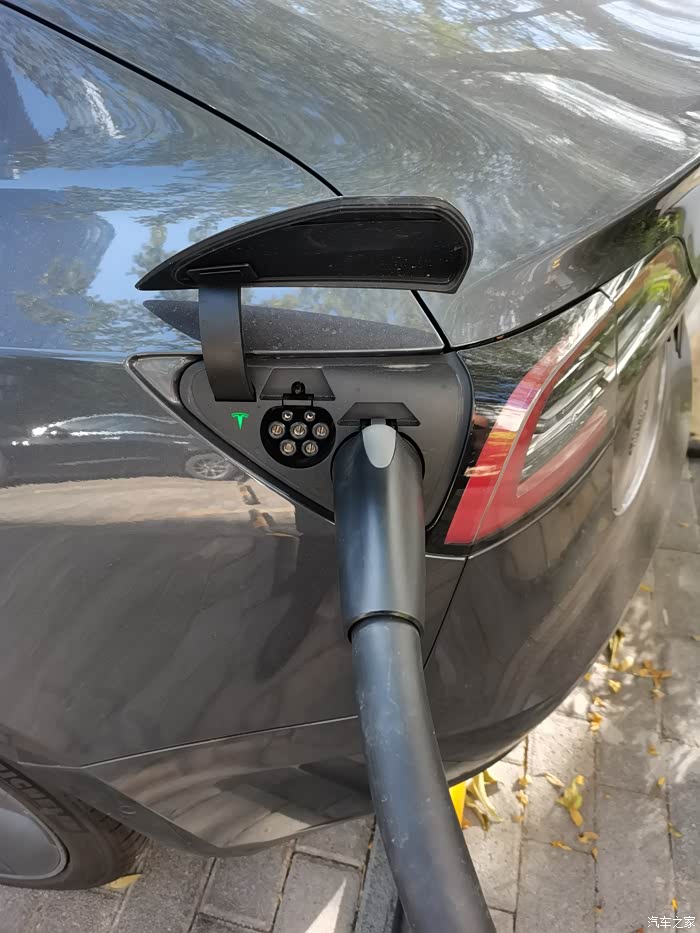 特斯拉充电口连个盖子都没有,安全问题考虑过吗