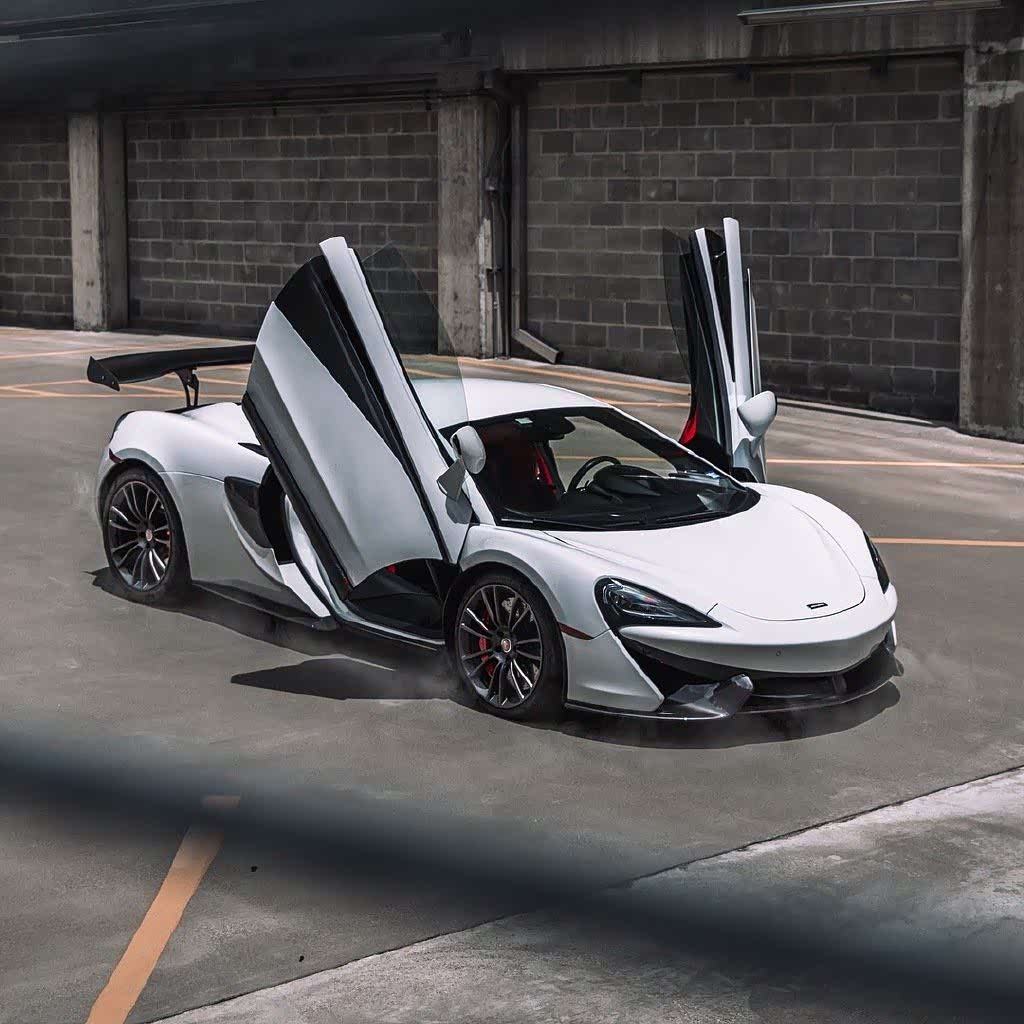 迈凯伦gt的剪刀门,很是漂亮时尚,拉风的很.