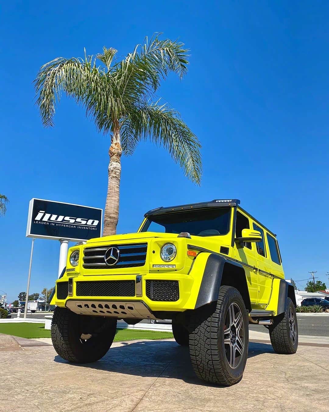 奔驰大g外观非常粗犷,透着野性之美.