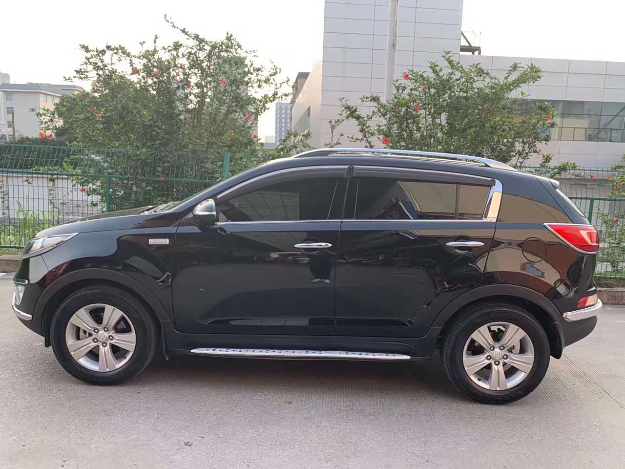 旧款的起亚智跑真的很霸气,肌肉感满满.