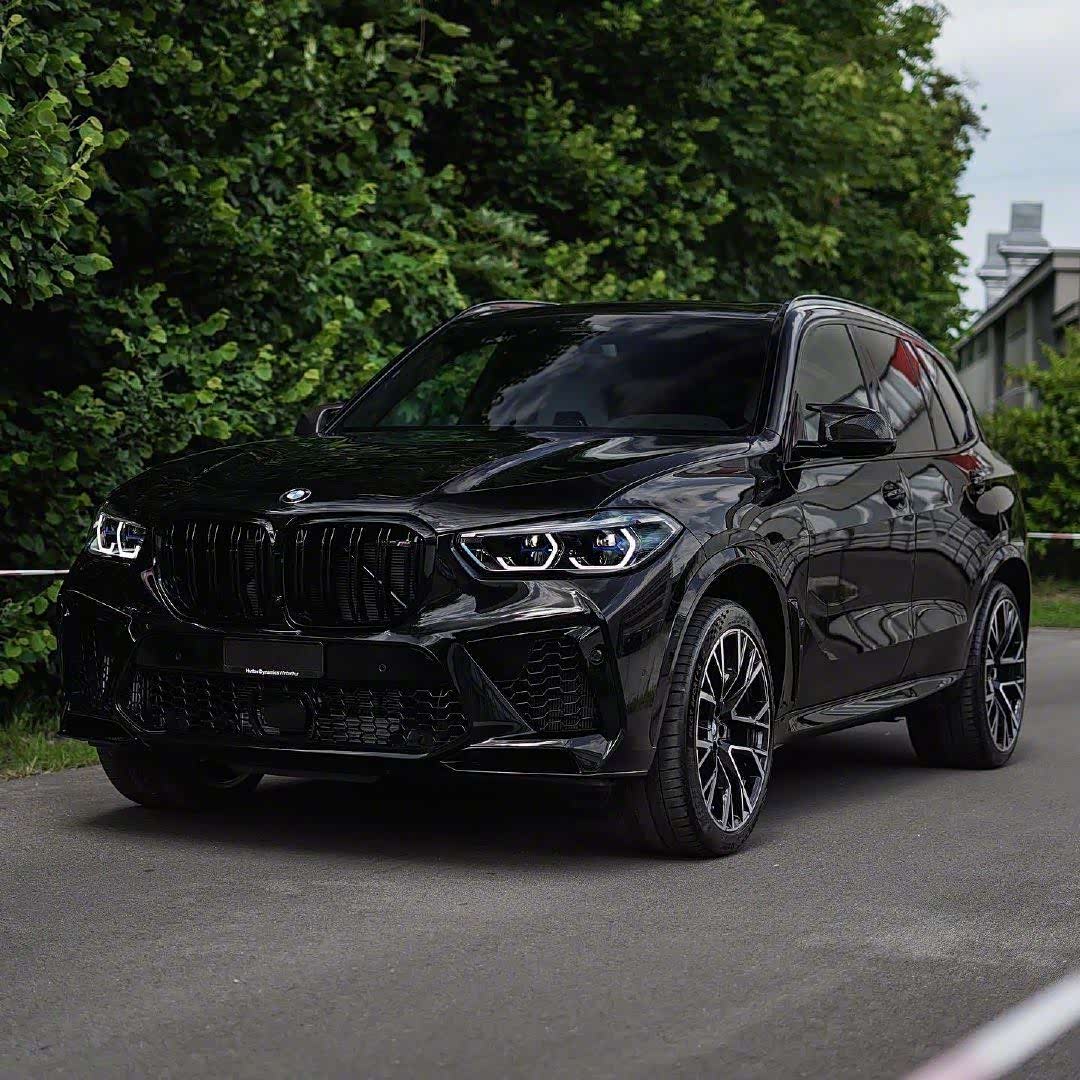 黑化的宝马x5m感觉气势上完全不虚大g