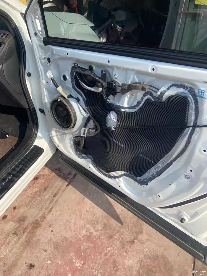 门板需要全拆下来,然后把后视镜拆下来