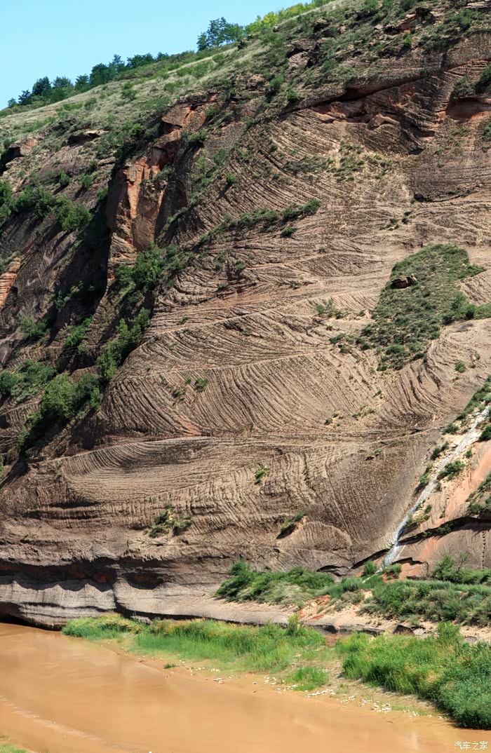 大崖壁上大型交错层理很清晰!