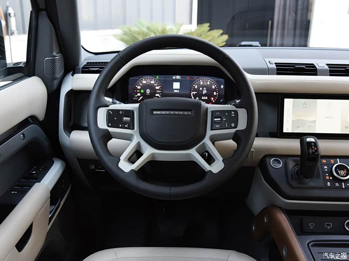 玩泥巴的越野车既然用密集的白色缝线,方向盘,座椅,门搬