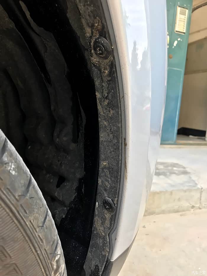 轮拱内衬卡扣脱落