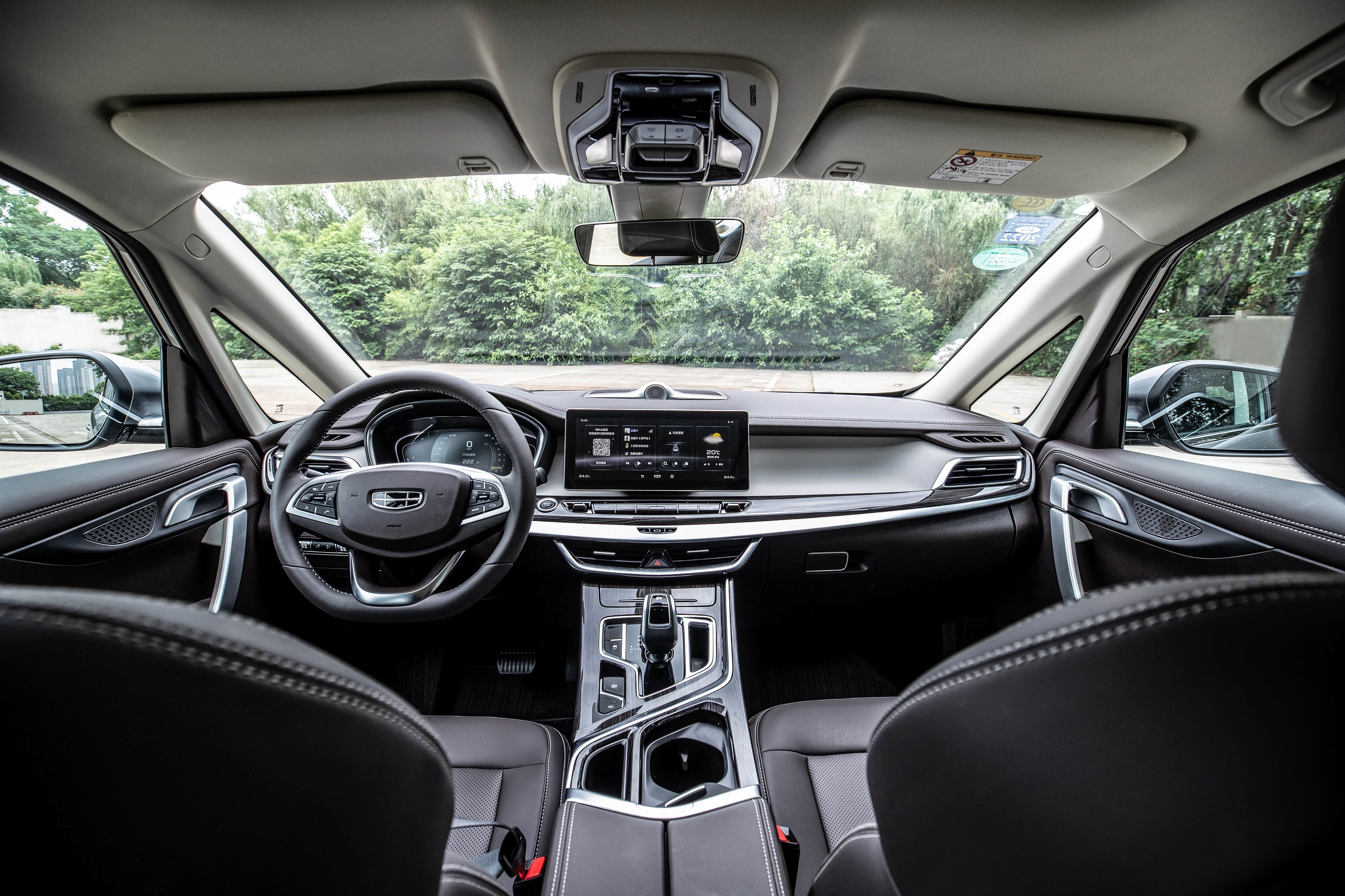 嘉际内饰采用全景时空设计理念对称式中控台非常耐看面积使用软性材质