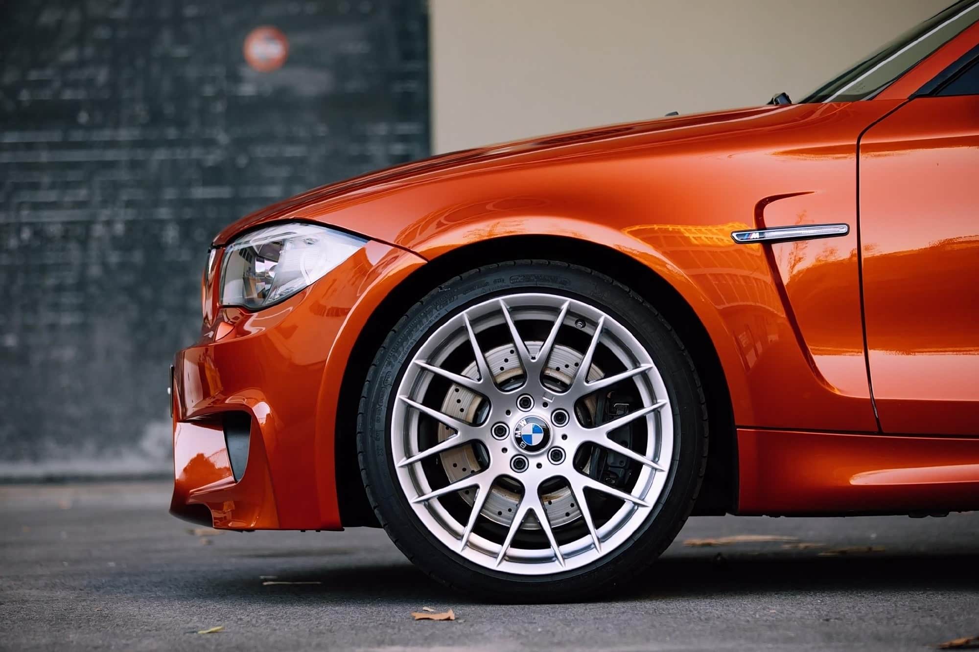 bmw 1m 绝对是一款合格的小钢炮.