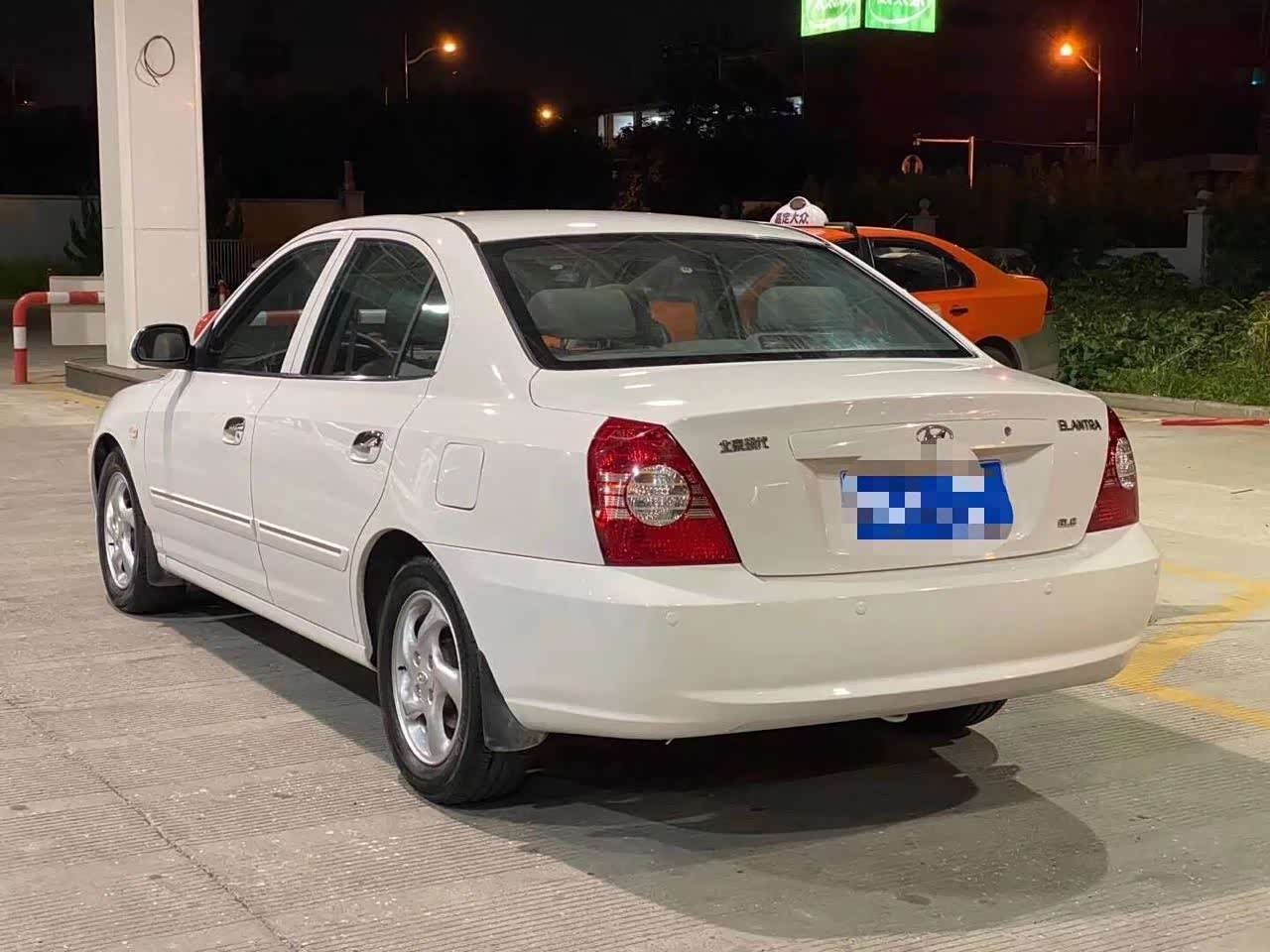 白色的老款现代伊兰特还是非常酷的