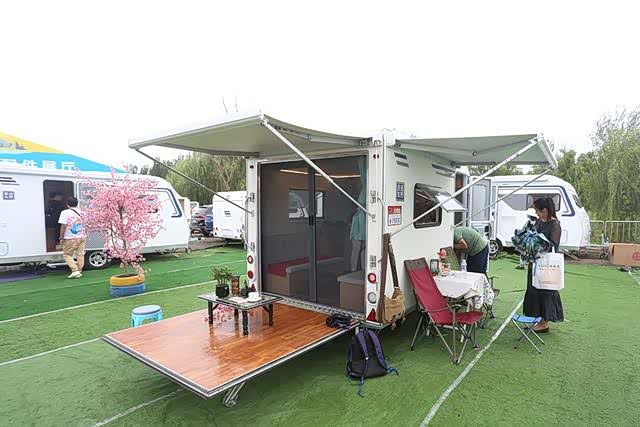 带露台的小拖挂房车温馨又浪漫