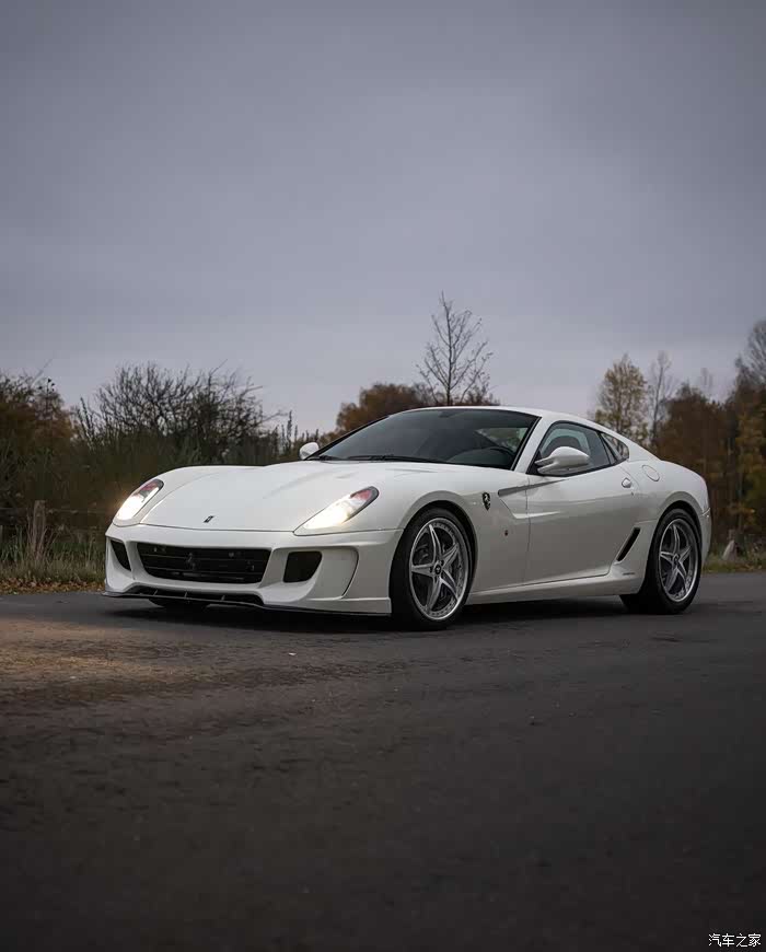 白色的法拉利599gtbfioranohgte帅气呀